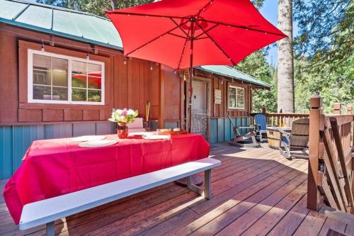 Lewis Creek cabin near Yosemite king beds