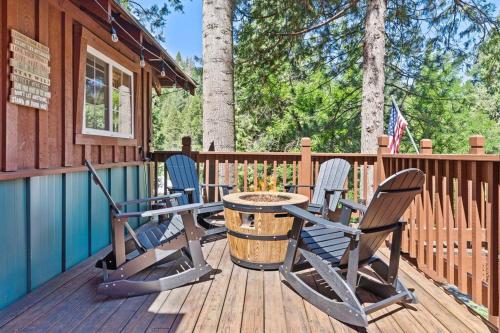 Lewis Creek cabin near Yosemite king beds