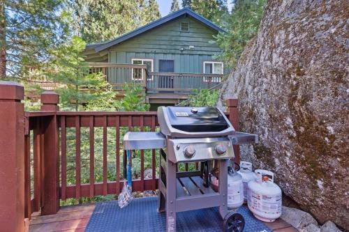 Lewis Creek cabin near Yosemite king beds