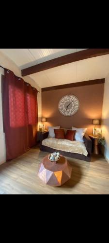 Maisonnette independante avec terasse a 45 mn de Paris in Nemours