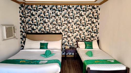 1 double bed, 1 twin bed