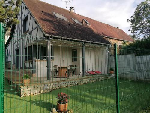 Gîte familial tout confort avec jardin privé, proche de Beauvais, animaux acceptés - FR-1-526-46 gîte à louer Bresles