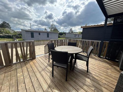 Chalet Jullouville, 3 pièces, 4 personnes - FR-1-361-527 (Chalet standing avec piscine chauffee, 4 couchages, proche plage et commerces, WIFI inclus - FR-1-36) in Jullouville