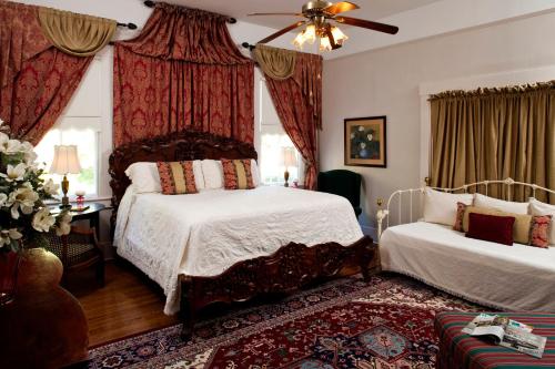 1 king bed, 1 queen bed