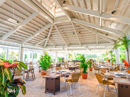 레스토랑, 호텔 브리즈베이 마리나 (Hotel Breezebay Marina) in 시기라 해변