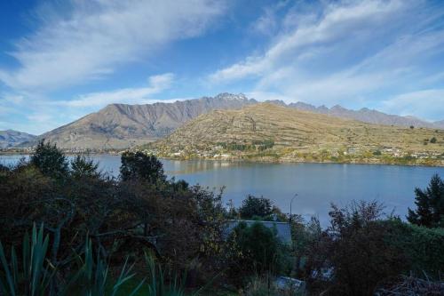 Private elevated, lake & mountain view apartment, Queenstown (foto 6)