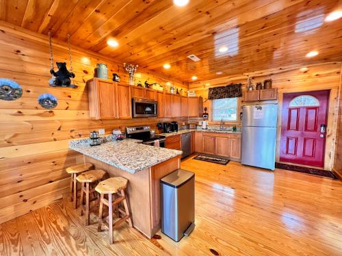 * *Luxury 4 Bdrms, Views, Theater, Arcade, Firepit in Gatlinburg, USA
