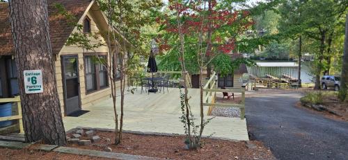 #06 - Lakeview Two Bedroom Cottage-Pet Friendly in Hot Springs, USA