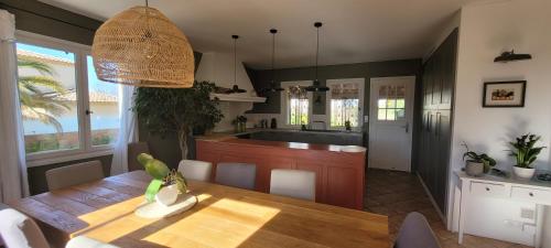 keuken, Villa 4 Etoiles Climatisée, Piscine, Parking (Villa 4 Etoiles Climatisee, Piscine, Parking) in Le Mouranier