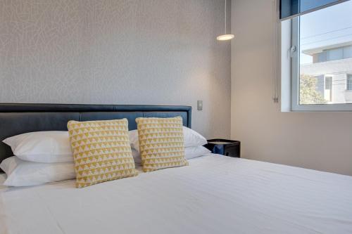 Large and brand-new apartment close to city - image 10