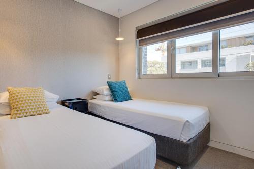 Large and brand-new apartment close to city - image 11