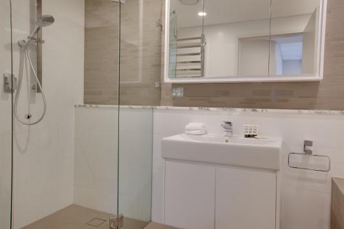 Large and brand-new apartment close to city - image 13