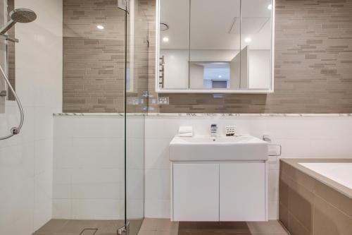 Large and brand-new apartment close to city - image 12
