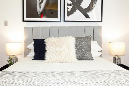 Charming Studio With Balcony in Inner-City Glebe - image 3