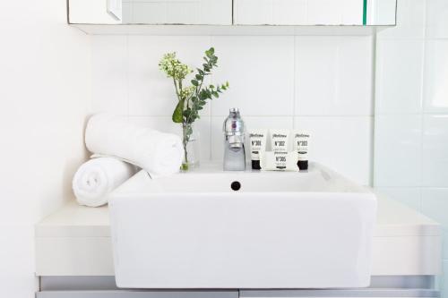 Charming Studio With Balcony in Inner-City Glebe - image 8