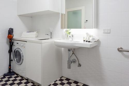 Art Deco Designer Studio in Lewisham - image 8