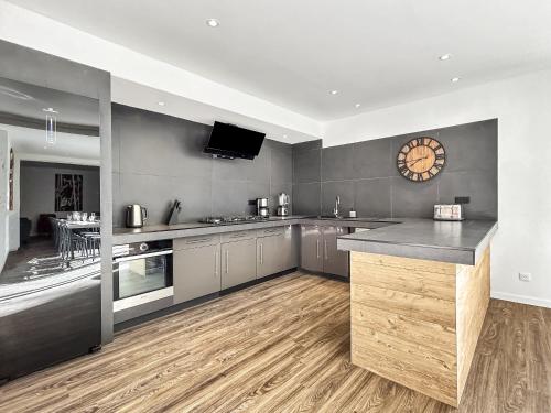 POOL AC King Bed Cozy Rooms - Villa Vaiaire in ไวอาเร