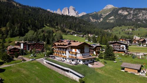 Alpenhotel Panorama - Hotel - Campitello di Fassa