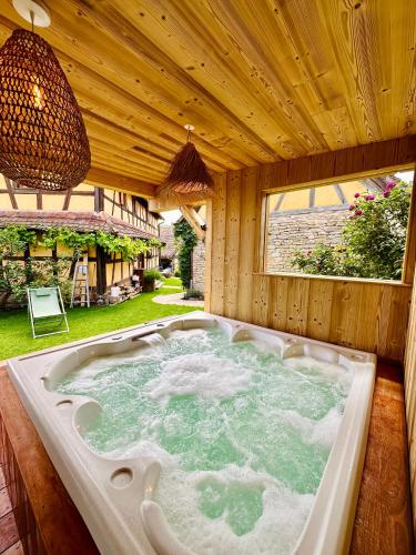 Kert, Gîte Le Chut - Piscine & Jacuzzi - 11 à 14 personnes (Gite Le Chut - Piscine & Jacuzzi - 11 a 14 personnes) in Rangen