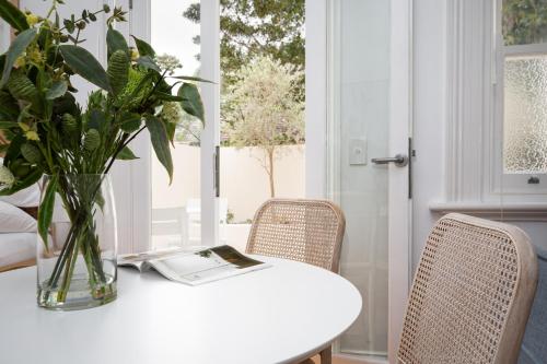 Chic Studio With Patio 20 min From CBD - image 3