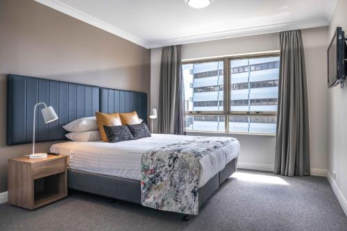 Central 1-Bed with Parking Pool Sauna & Gym - image 12