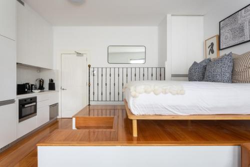 Historic Art-filled Studio Close to Transport - main image