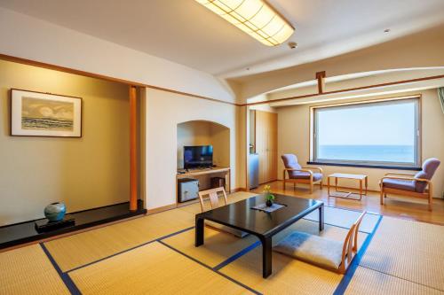 Ocean Front Japanese Modern Suite