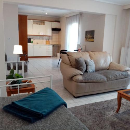 Apartment by the beach with amazing sea view – khách sạn tại Peraia