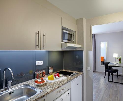 Kitchen, Citadines Antigone Montpellier in Montpellier
