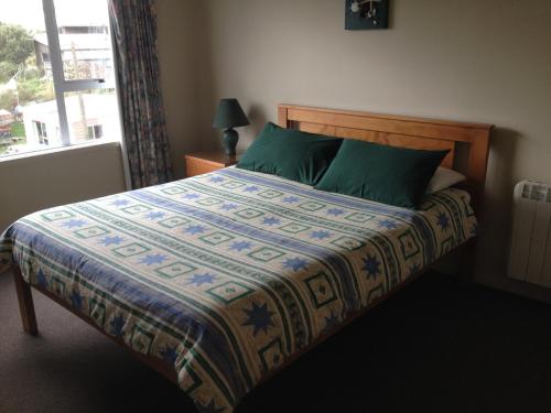 Lazy Dolphin Lodge - Photo 2 in Waikawa, New Zealand