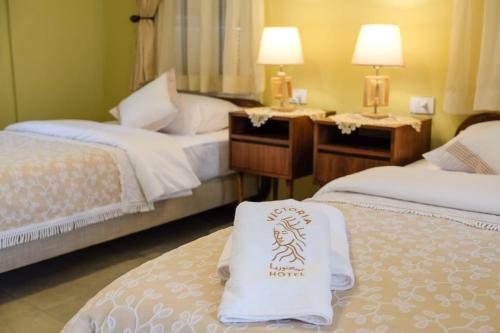 2 twin beds