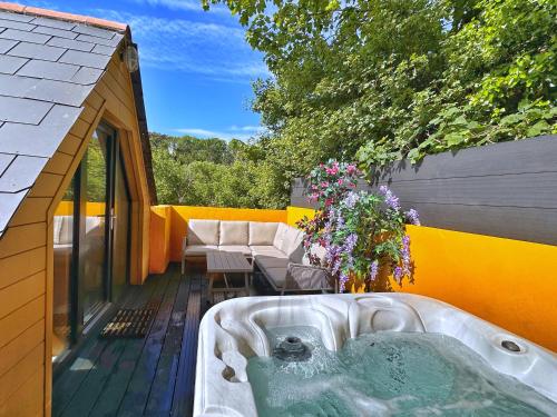 Chy Glynn. Luxury lodge with hot tub and views.