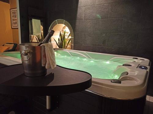 L'Etreinte, gîte de charme avec jacuzzi intérieur et sauna (L'Etreinte, gite de charme avec jacuzzi interieur et sauna) in Guemene-sur-Scorff