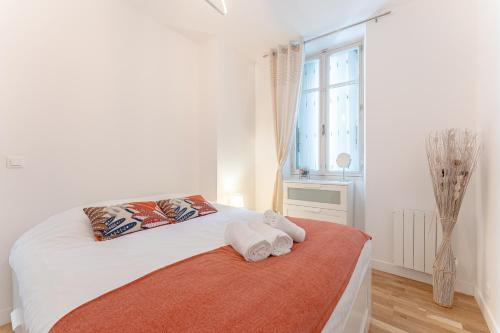 One-Bedroom Apartment image 7