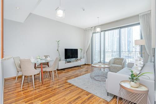 Elegant 1BR Near Dubai Mall with Balcony, Dubai