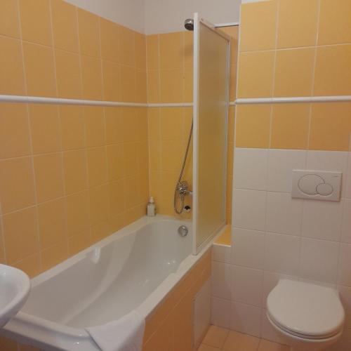 Hotel Smaragd - image 10
