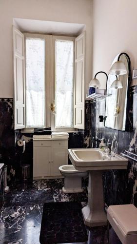 Beautiful 2-Bed Apartment in Roma - image 12