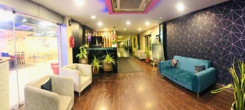 Фасада на хотела, Astra Hotels & Suites - Kadubeesanahalli ,Opposite Oracle and JP Morgan, Marathahalli Outer Ring Roa in Бенгалуру