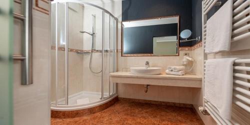 Classic Double Room image 3