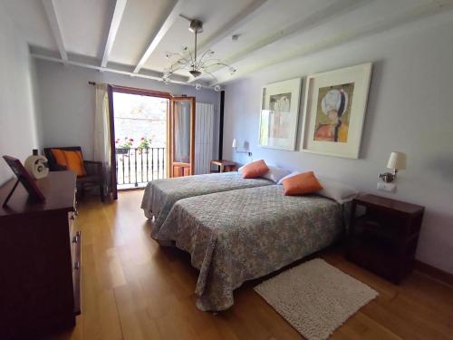 Casa Maitri- con piraguas junto a la ría (Casa Maitri- con piraguas junto a la ria) in Limpias