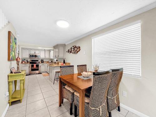 Flamingo Large 3 bed 2 bath 2 story beach condo in Bradenton Beach, USA