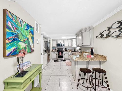 Flamingo Large 3 bed 2 bath 2 story beach condo in Bradenton Beach, USA