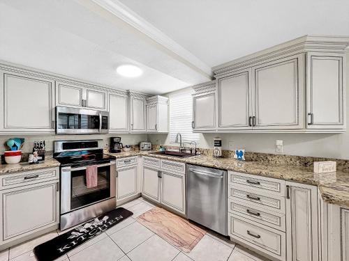 Flamingo Large 3 bed 2 bath 2 story beach condo in Bradenton Beach, USA