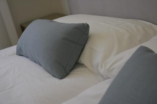 3 twin beds