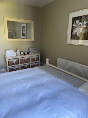 Charming House on Taylors Hill with Free Parking