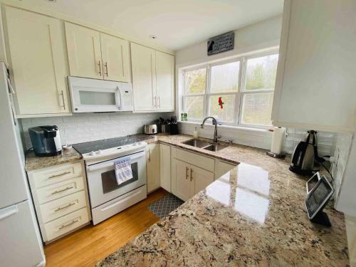 The Carriage House - Tranquility With A View in Lords Cove (NB)