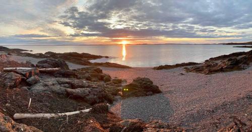 Skats, The Carriage House - Tranquility With A View in Lords Cove (NB)