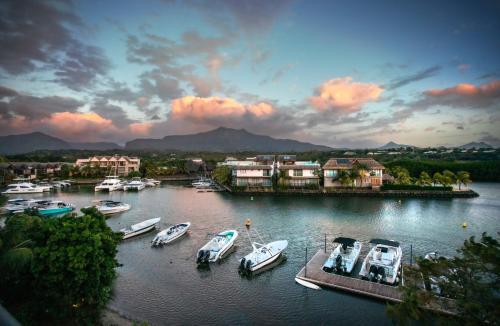 Penthouse Luxueux avec Piscines, Vues Mer et Montagne