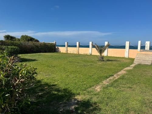 Oasis en la playa: piscina y relax