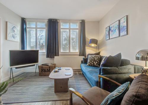 Stylish, business traveller friendly apartment, with free parking and Netflix